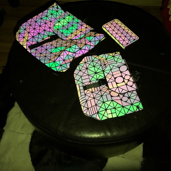 🔥 1 LEFT Light Reflective Backpack 🔥 - Picture 10 of 10